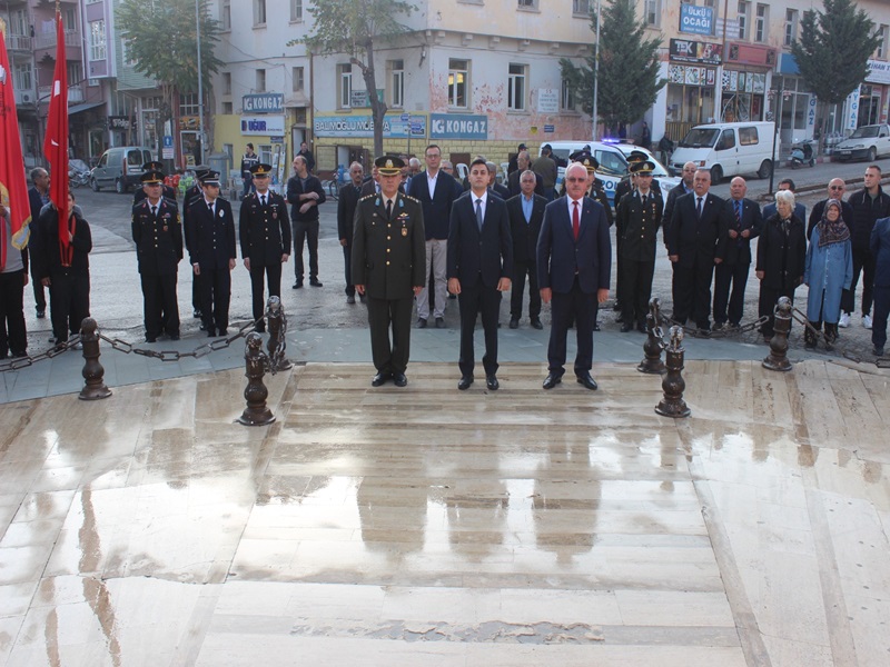 CUMHURİYETİMİZİN KURUCUSU ULU ÖNDER ATATÜRK’ÜN EBEDİYETE YOLCULUĞUNUN 85. YILDÖNÜMÜ NEDENİYLE İLÇEMİZDE ANMA PROGRAMI DÜZENLENDİ.