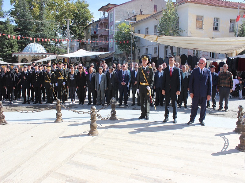 CUMHURİYETİMİZİN 100. YIL DÖNÜMÜ "CUMHURİYET BAYRAMI" ÇELENK SUNMA TÖRENİ DÜZENLENDİ.